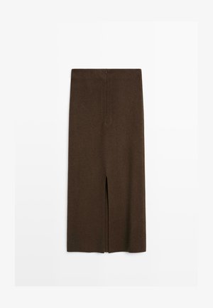 Gonna in maglia di colore marrone scuro, lunga fino al ginocchio, con spacco frontale e chiusura con zip sul retro, esposta su sfondo bianco semplice.