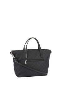 Svart tygväska i hållbart material, med släta handtag, en justerbar axelrem och en ficka framtill med dragkedja och detaljer i metall.