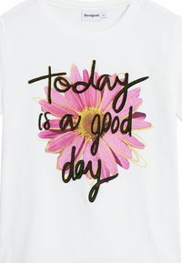 Witte katoenen T-shirt met een grote roze madelief grafiek en zwarte geborduurde tekst die zegt "vandaag is een goede dag" in een casual lettertype.