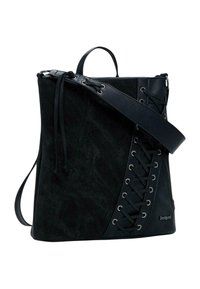 Schwarze Desigual Tragetasche mit Schnürdetails an der Seite, breitem Schulterriemen und Oberhandgriff, aus einer Mischung aus glattem und Wildledermaterial gefertigt.
