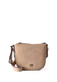 Beige Wildleder Umhängetasche mit geschwungener Form, verstellbarem Tragegurt und goldenen Hardware-Details. Sie verfügt über einen oberen Reißverschluss für den Zugriff.