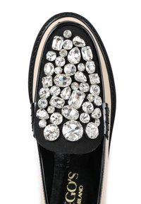 Czarne mokasyny o gładkiej powierzchni, ozdobione różnymi, przezroczystymi, błyszczącymi kryształkami w różnych kształtach i rozmiarach na górze.
