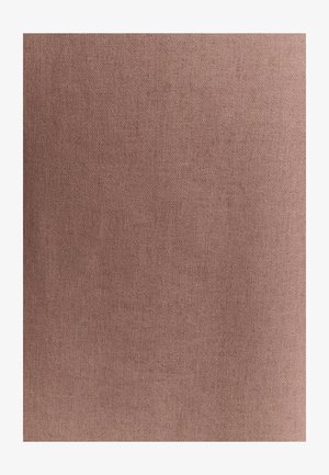 Kareda kangas tuhmades roosa värviga, millel on peene kootud muster, esitades pehme, mati viimistluse.