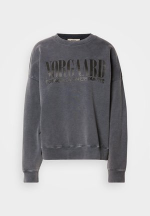Sudadera gris de tela suave, con cuello redondo, hombros caídos y un gran texto gráfico en negro en la parte frontal.