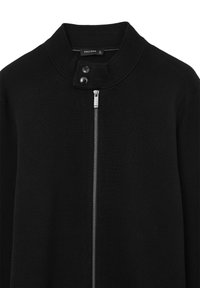 Veste tricotée noire avec un col montant, dotée d'une fermeture éclair à l'avant et de deux boutons près du col. Tissu texturé, design décontracté.