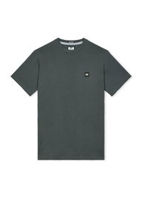 Camiseta de algodón gris oscuro de manga corta con cuello redondo y pequeño parche cuadrado negro y blanco en el lado izquierdo del pecho.