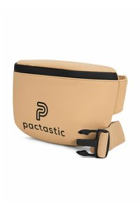 Beige waterdichte heuptas met een zwarte rits, logo gedrukt aan de voorkant, en een gestructureerde verstelbare band met een zwarte gesp.