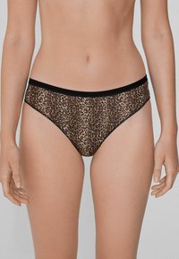 Bikini-Hosen im Leopardenmuster aus einem glatten Stoff mit schwarzem Bund und klassischem Slip-Schnitt. Entworfen für eine enge Passform und Komfort.