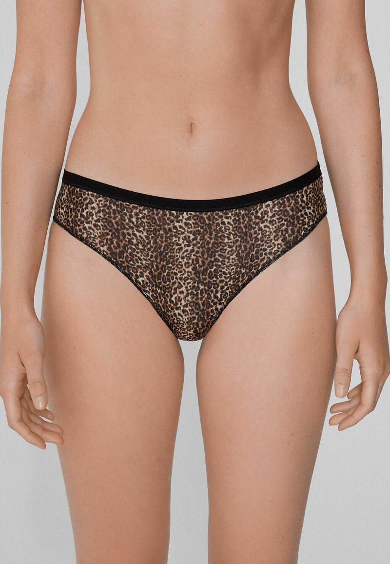 Bikini-Hosen im Leopardenmuster aus einem glatten Stoff mit schwarzem Bund und klassischem Slip-Schnitt. Entworfen für eine enge Passform und Komfort.