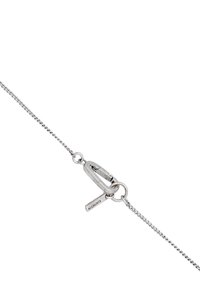 Bracelet en chaîne en métal argenté avec un fermoir en crabes et une petite étiquette gravée "ALLSAINTS", présentant une texture torsadée.