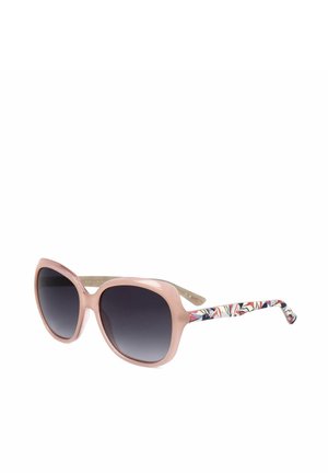 Occhiali da sole oversize rosa con lenti sfumate scure e aste multicolori decorate, mostrati su sfondo bianco.