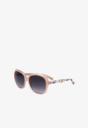 Occhiali da sole oversize rosa con lenti sfumate scure e aste multicolori decorate, mostrati su sfondo bianco.