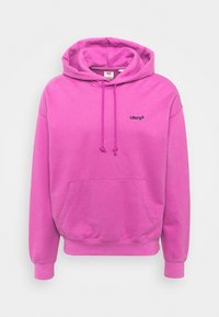 Sweat à capuche rose avec cordons, une poche kangourou avant, des poignets et un ourlet côtelés, arborant un petit logo Levi's noir.