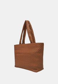 Borsa a spalla intrecciata marrone con due manici testurizzati, forma rettangolare e pattern superficie liscia, adatta per usi quotidiani.