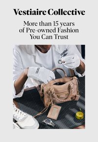Personne portant des gants blancs inspectant un sac à main beige sur un tapis à grille noire avec une chaussure, une montre et un mètre ruban jaune à proximité.