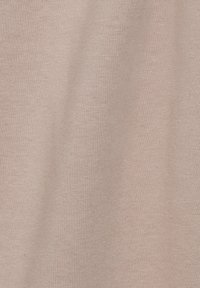 Beige katoen stof met een zachte textuur, voorzien van een fijn breipatroon en een lichte glans. Geen zichtbare markeringen of accenten.