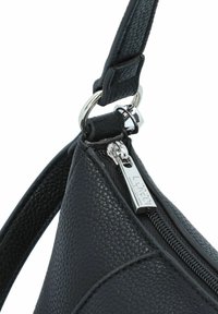 Bolso de mano de imitación cuero negro texturizado con cierre de cremallera, herrajes en plata y correa ajustable. Detalle de costura diagonal notable.
