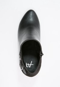 Stivale nero alla caviglia con un esterno in pelle elegante, punta affusolata e accenti in suede. Presenta una cerniera laterale e un logo sulla soletta.