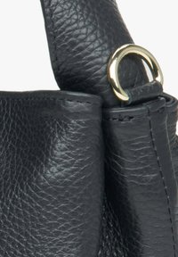 Czarna skórzana torebka o teksturowanym wykończeniu, ze złotymi akcentami i przeszyciem wzdłuż krawędzi. Szeleści, elastyczny materiał.
