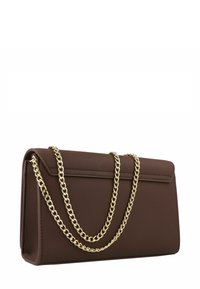 Braune Kunstledertasche mit einem goldenen Kettenriemen, rechteckiger Form, Klappenverschluss und subtilen Stichdetails an den Kanten.