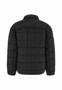 Jachetă neagră matlasată cu yoke la spate, cu un design căptușit și croială dreaptă. Include mâneci lungi și un guler clasic.