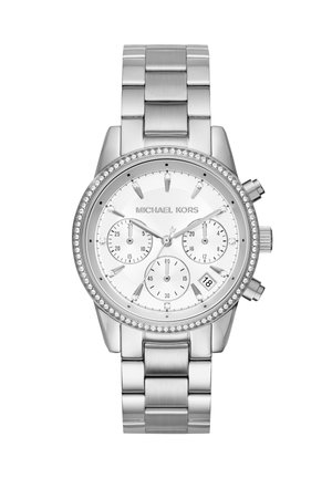 Stříbrné hodinky Michael Kors s krystalovým rámečkem, třemi ciferníky, zobrazením data a kovovým náramkem.