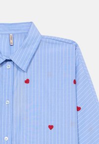 Μπλε ριγέ πουκάμισο με κόκκινες κεντημένες καρδιές, κλασικό γιακά και μπροστινό μέρος με κουμπιά. Κατασκευασμένο από ελαφρύ ύφασμα με απαλή υφή.