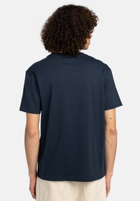 Marineblaue Baumwoll-T-Shirt mit kurzen Ärmeln und rundem Ausschnitt. Glatte Textur, schlichtes Design, keine sichtbaren Muster oder Grafiken.
