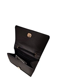 Portafoglio in pelle nera con una texture liscia, dotato di chiusura a bottone, due scomparti e uno slot per carte all'interno.