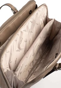Beige leren handtas met meerdere compartimenten, een ritssluiting en een stoffen voering met een herhalend merkpatroon.