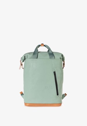 Zaino impermeabile verde con chiusura a rullo, fondo in pelle marrone chiaro, tasca frontale con zip e spallacci imbottiti. Superficie testurizzata con logo del marchio.