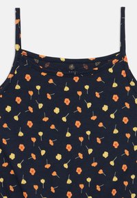 Mörkblå tanktop med tunna axelband, prydd med ett blommönster av orange och gula blommor med gröna stjälkar, tillverkad av mjuk bomull.