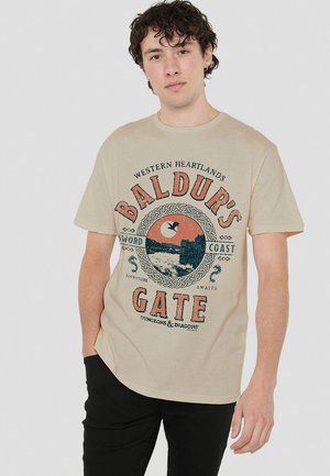 Hasbro DUNGEONS & DRAGONS BALDURS GATE RESORT    - Print T-shirt - sand