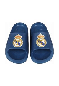 Niebieskie gumowe klapki z teksturowaną powierzchnią i emblematem z złotą koroną oraz okrągłym logo na pasku.