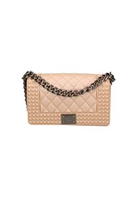 Borsa a tracolla beige trapuntata con dettagli a piramide in rilievo, tracolla in metallo argentato e una placca metallica. Presenta una chiusura a ribalta e una texture liscia.