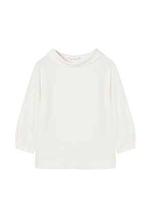 Balta blūze ar garām piedurknēm, vaļēju pūļa kaklu un viegli pūstām piedurknēm uz balta fona.