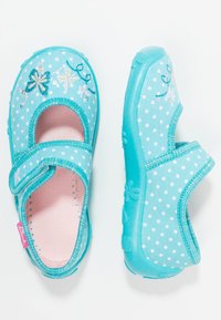 Turquoise stoffen schoenen met witte stippen. Voorzien van een klittenbandsluiting, bloemenborduursel en een gestructureerde rubberen zool.