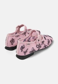 Scarpe in tessuto rosa con design a rete, caratterizzate da motivi di farfalle nere, punta arrotondata e suola nera. Include una cintura decorativa.