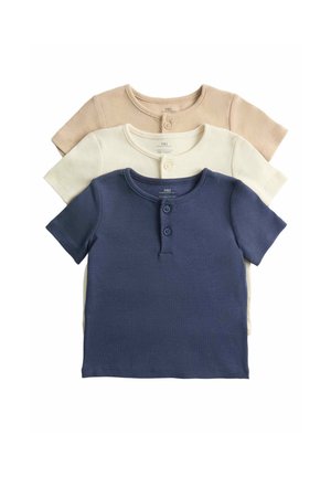 Drei kurzärmelige Kinderhemden in Marineblau, Offwhite und Beige, jeweils mit einer zweiknopfigen Blende am Halsausschnitt.