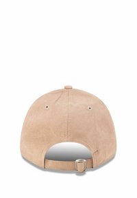 Hellbraune Wildleder-Baseballmütze mit einer verstellbaren metallischen Schnalle auf der Rückseite, rundem Oberteil, Belüftungsösen und glatter Textur.