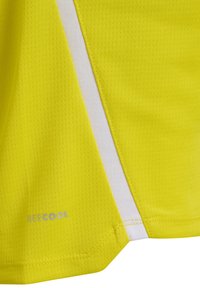 Tessuto sportivo giallo brillante con rete strutturata, una fascia diagonale bianca e "BEECOOL" stampato in grigio vicino all'orlo.