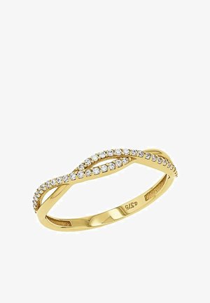 Anillo de oro con un diseño retorcido y pequeñas piedras transparentes incrustadas a lo largo de la banda, superficie pulida suave y detalles intrincados.