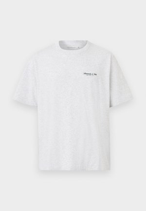 Hellgraues T-Shirt mit Rundhalsausschnitt und kurzen Ärmeln, mit kleinem schwarzem „Abercrombie & Fitch New York, NY“ Logo auf der linken Brustseite.