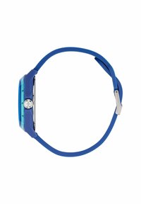 Sinine silikoonkell, millel on ristkülikuline selge korpus ja hõbedased detailid. Kellakoorel on numbrid sinise gradiendi taustaga.