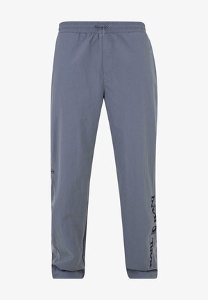 Pelēkas vieglas bikses ar elastīgu jostu, auklu, sānu kabatām un drukātu logo pa kreiso kāju.