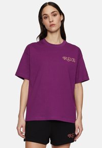 Paarse katoen T-shirt met een ronde hals, korte mouwen en gouden "R.S.V.P." borduursel op de linkerborst.