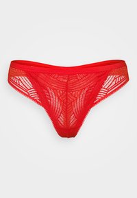 Perizoma rosso in pizzo con motivo geometrico, texture trasparente e cintura elasticizzata con una finitura liscia. Progettato per una copertura minima.