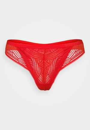 Rode kanten string met een geometrisch patroon, doorzichtige textuur en een elastische tailleband met een gladde afwerking. Ontworpen voor minimale bedekking.