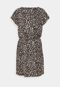 Robe à manches courtes imprimé léopard avec taille cintrée et ceinture à nouer, présentant des taches noires, marron et beiges sur un fond clair.