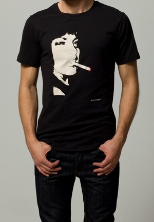 Czarny bawełniany t-shirt z grafiką twarzy kobiety palącej papierosa. Projekt zawiera białe i czerwone akcenty oraz nazwę marki "forvert."